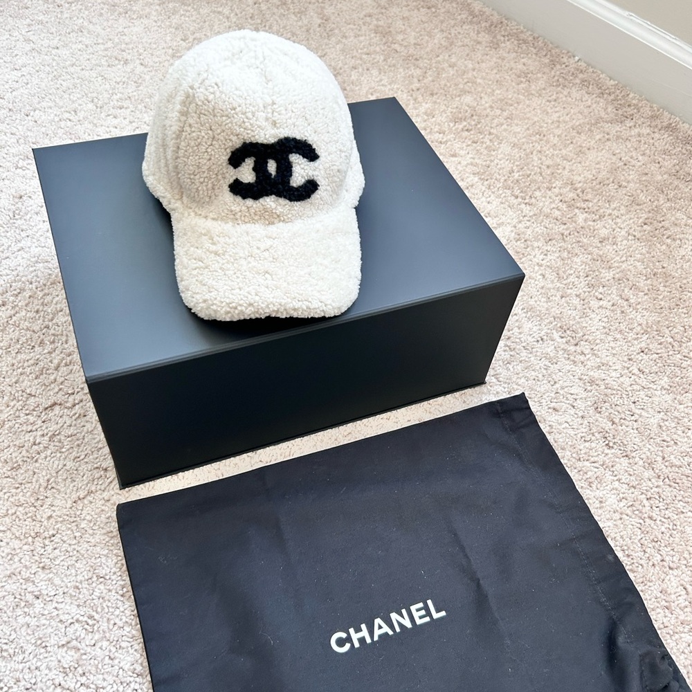 Chanel Shearling cap. One size - Picture 1 of 11